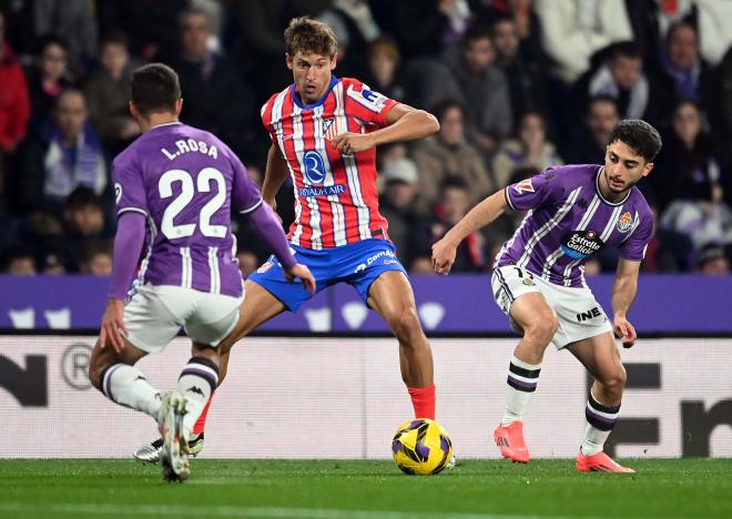 Marcos Llorente, rodeado de adversarios en el Valladolid-Atlético (Foto: LaLiga).