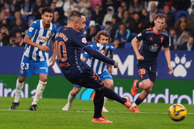 Iago Aspas en su lanzamiento de penalti (Foto: LaLiga).