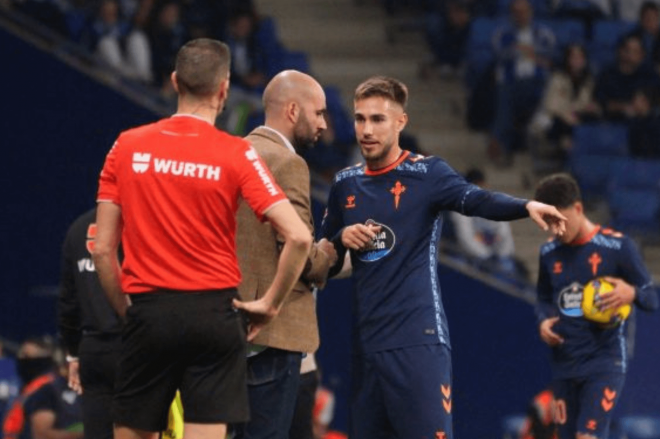 Claudio Giráldez da instrucciones a Mingueza (Foto: LaLiga).