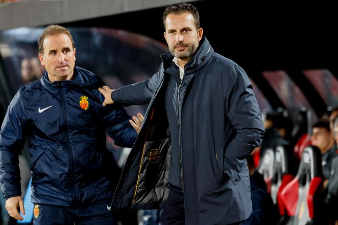 Jagoba Arrasate con Rubén Baraja antes del Mallorca-Valencia (Foto: EFE).