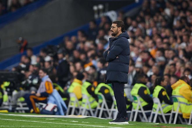 Bordalás, en la banda del Santiago Bernabéu (FOTO: Cordón Press).