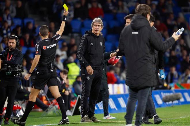 Manuel Pelelgrini vio amarilla por protestar la jugada del penalti.