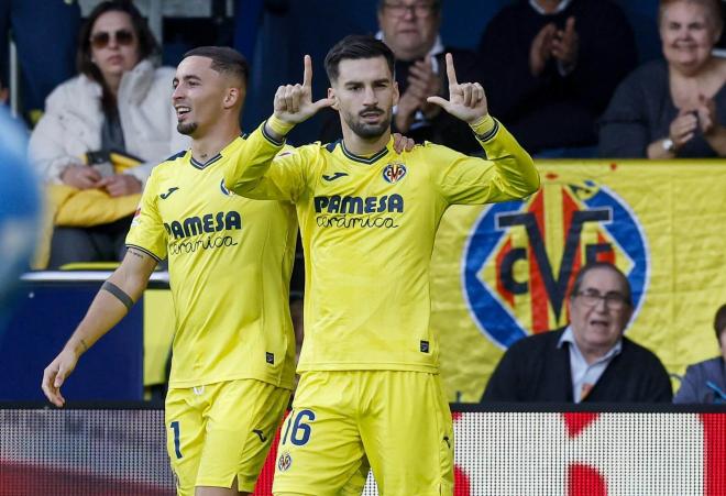 Alex Baena celebra un gol en el Villarreal-Girona (Foto: LaLiga).