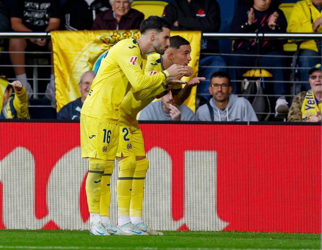 Alex Baena y Yeremy Pino celebran un gol en el Villarreal-Girona (Foto: LaLiga).