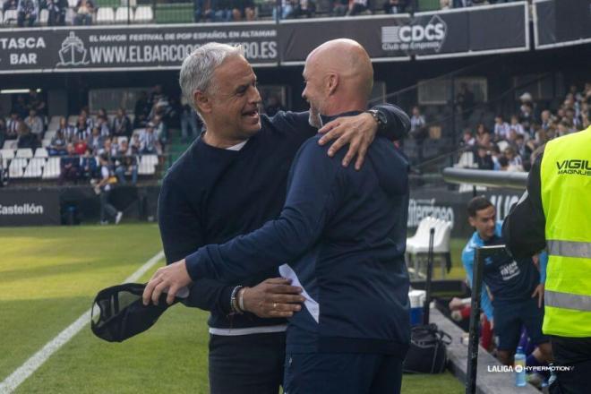 Sergio Pellicer saluda a Dick Schreuder en Castalia. (Foto: LALIGA)