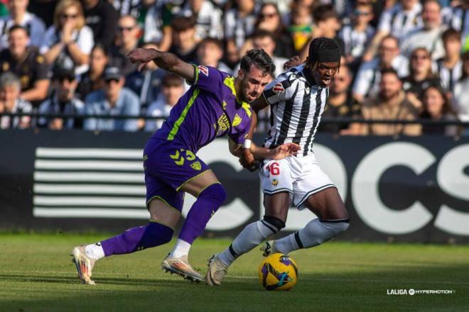 Carlos Puga brega con Cipenga por el balón. (Foto: LALIGA)