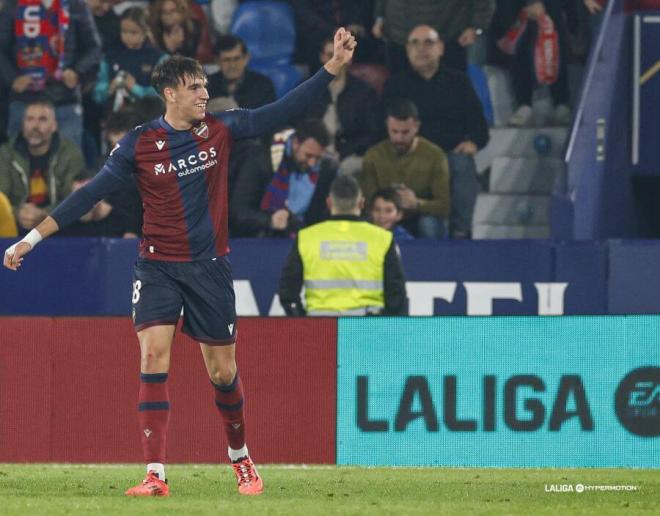 Carlos Espí celebra un gol con el Levante (Foto: LaLiga Hypermotion).