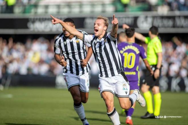 Van den Belt celebra uno de los goles en el Castellón - Málaga. (Foto: LALIGA)