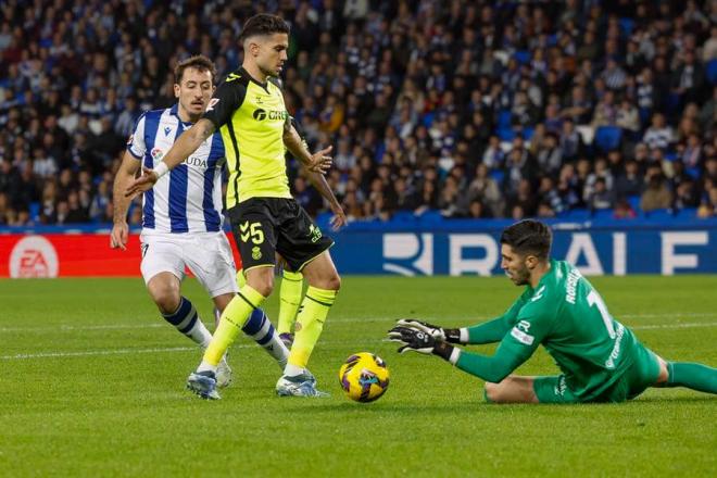 Marc Bartra y Rui Silva ante Oyarzabal (foto: Cordón Press).