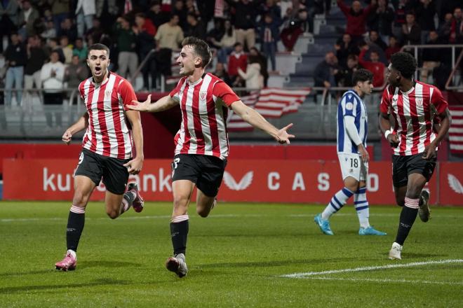 Aguilar celebra su gol al filial de la Real. (Foto: Athletic Club)