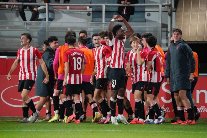 Los cachorros celebran el triunfo en Lezama. (Foto: Athletic Club)