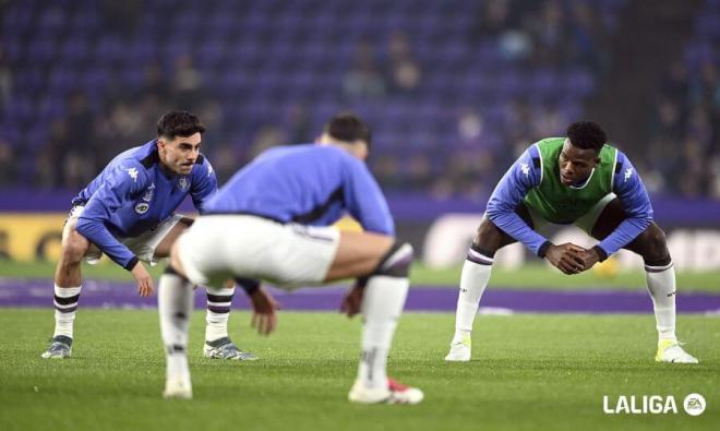 Juma y Kike calentando ante el Atleti.