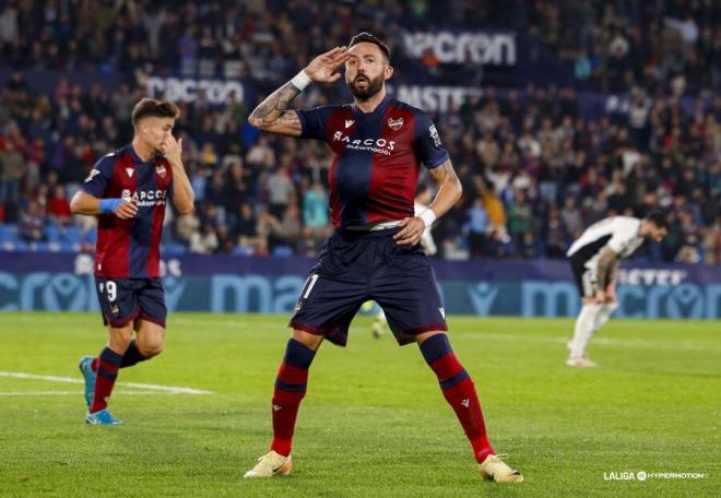 Morales celebra el primer gol del Levante