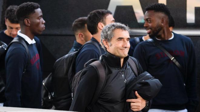 Ernesto Valverde, sonriente en la llegada del equipo a Vallecas (Foto: Athletic Club).