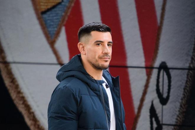 Yuri Berchiche, en la llegada del autobús del equipo rojiblanco a Vallecas (Foto: Athletic Club).