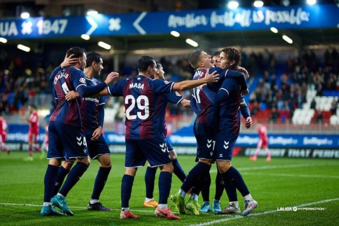 Los jugadores del Eibar celebran el gol ante el Cartagena (FOTO: LALIGA).