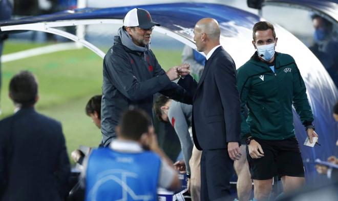 Jürgen Klopp y Zinedine Zidane, en un Real Madrid - Liverpool (Foto: CordonPress).