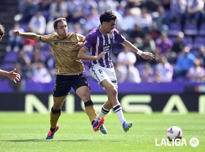 Jon Ander Olasagasti persigue a Monchu en el Valladolid - Real Sociedad (Foto: LALIGA).