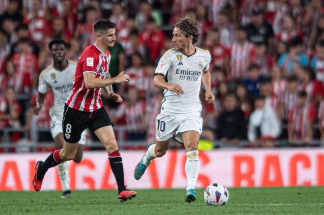 Luka Modric y Oihan Sancet en el Athletic - Real Madrid de la 23/24 (Foto: Cordon Press)