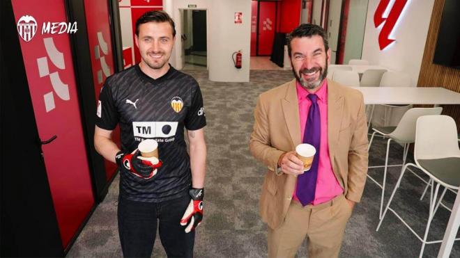 Arturo Valls, seguidor del Valencia CF, en el spot de presentación de Dimitrievski