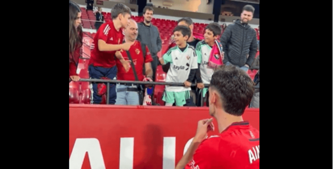 Dos niños se juega a 'piedra, papel o tijera' la camiseta a Aimar Oroz en el Sánchez-Pizjuán.