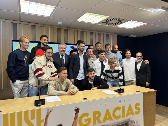 José Mari, posando con sus excompañeros.