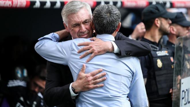 Carlo Ancelotti y Ernesto Valverde saludándose antes de un partido en el Santiago Bernabéu (Foto: