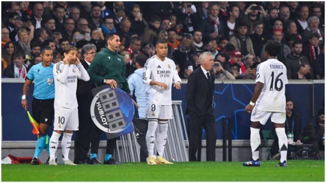 Luka Modric y Kylian Mbappé, saltan al campo con Ancelotti al fondo (foto: Cordon Press).