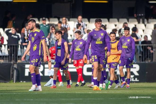 Jugadores del Málaga se marchan cabizbajos tras la derrota. (Foto: LALIGA)