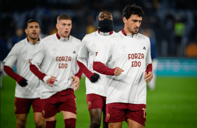 Jugadores de la Roma lucen camisetas de 'Forza Edo' (FOTO: @OfficialASRoma).