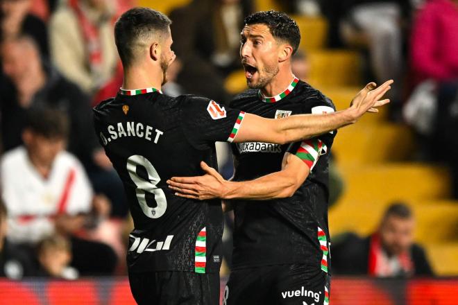 Abrazo de Oihan Sancet y Oscar de Marcos en el triunfo de Vallecas (Foto: Athletic Club).