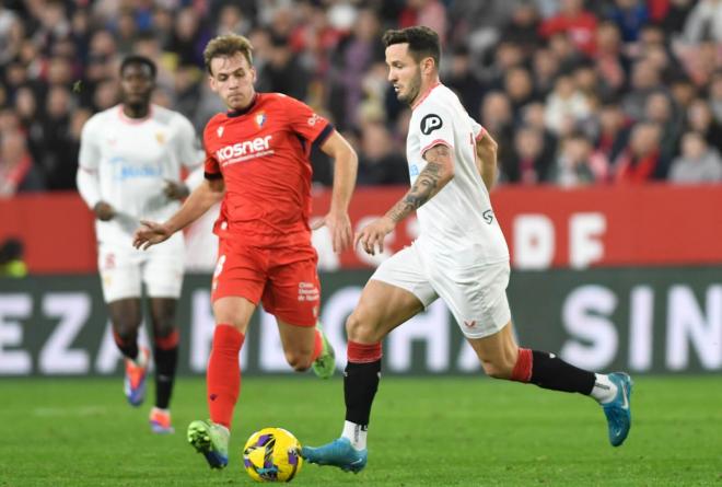 Saúl Ñíguez conduce la pelota en el Sevilla-Osasuna (Foto: Kiko Hurtado).