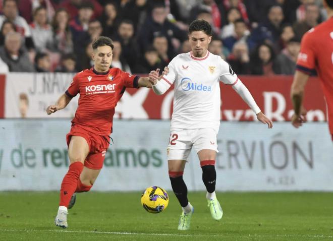 José Ángel Carmona y Bryan Zaragoza, en el Sevilla-Osasuna (Foto: Kiko Hurtado).