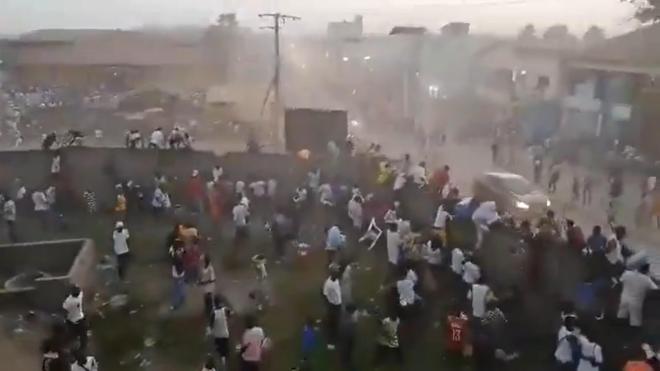 Decenas de muertos en enfrentamientos en un partido de fútbol en Guinea Conakry.