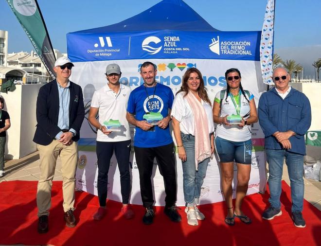 Momento de la entrega de trofeos en el Campeonato de Andalucía de larga distancia en banco fijo llaut.