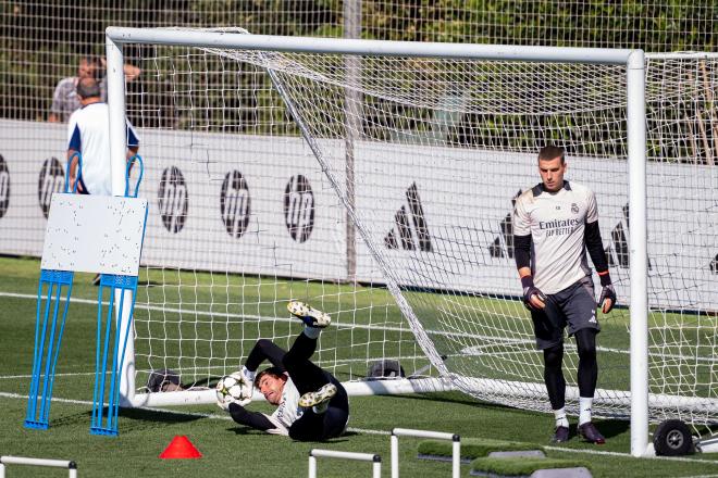 Thibaut Courtois y Andriy Lunin en un entrenamiento del Real Madrid (Foto: Cordon Press)