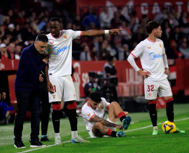 García Pimienta, Dodi Lukebakio, Isaac Romero y José Ángel Carmona (Foto: Cordon Press).