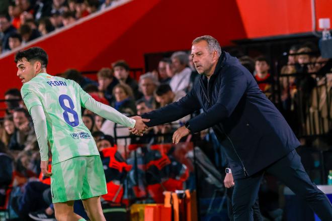 Hansi Flick y Pedri, en el partido ante el RCD Mallorca (Foto: EFE)