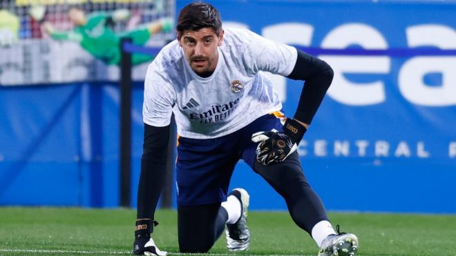 Thibaut Courtois, calentando en el Estadio de Butarque (Foto: Europa Press)