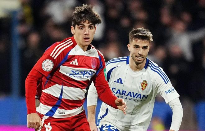 Alberto Marí persigue a Gonzalo Villar con el Real Zaragoza en Copa (Foto: Granada CF).