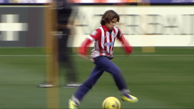 Giuliano Simeone de niño con la camiseta del Atlético de Madrid