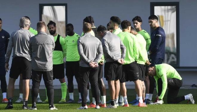 Marc Bartra, en la charla, durante la sesión del martes (Foto: Kiko Hurtado).