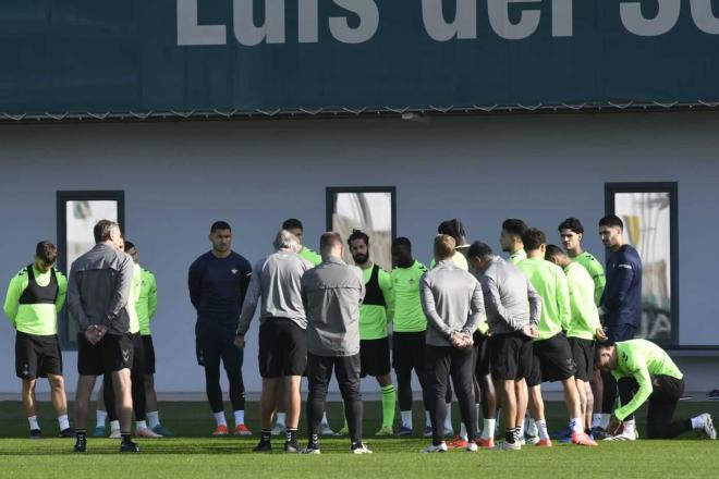 Marc Bartra, en la charla, durante la sesión del martes (Foto: Kiko Hurtado).