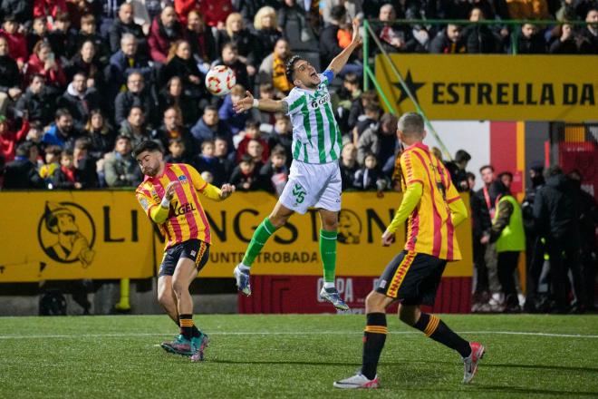 Bartra, ante el Sant Andreu (Foto: EFE)