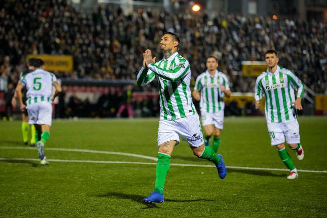 Chimy Ávila pide perdón después del gol (Foto: EFE)