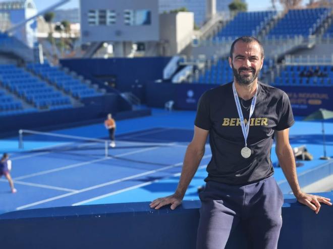 El sevillano Pedro Nieto, con una de las medallas conquistadas en Tokio.