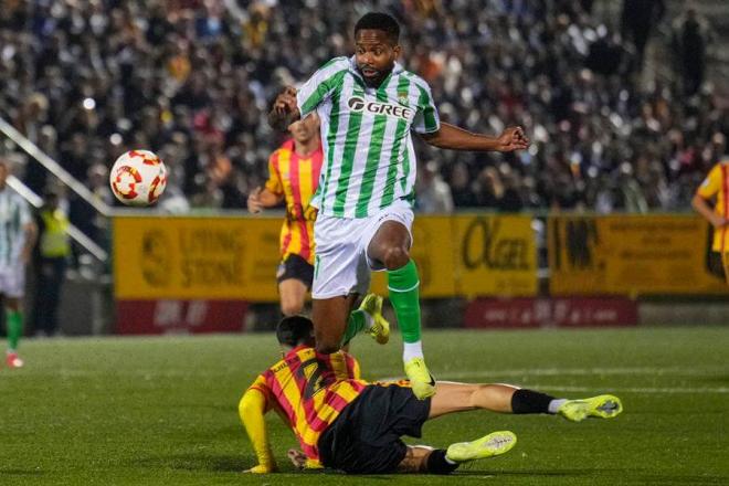 Cédric Bakambu con la pelota (foto: EFE).