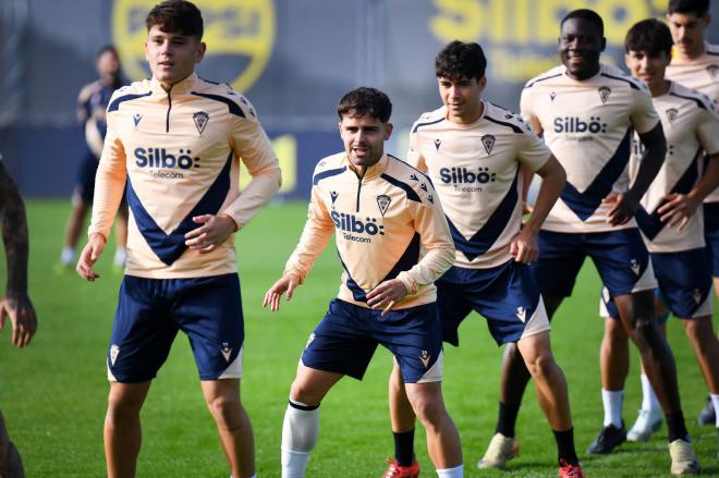 Los jugadores del Cádiz, durante un entrenamiento en la Ciudad Deportiva.