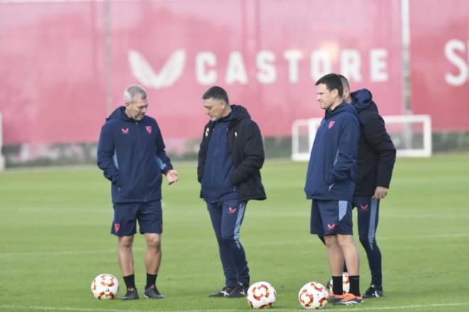 Xavi García Pimienta con su cuerpo técnico del Sevilla FC (foto: Kiko Hurtado).