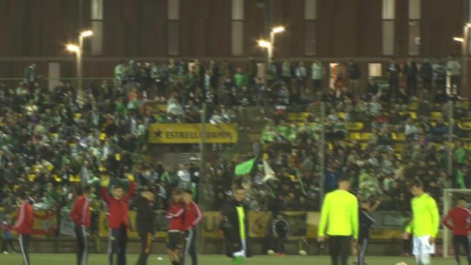 Aficionados de Betis en el partido ante el Sant Andreu.